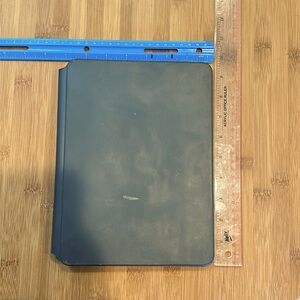 Apple iPad Pro 11” Magic Keyboard. Works fine. Generation 1 Magic Keyboard.